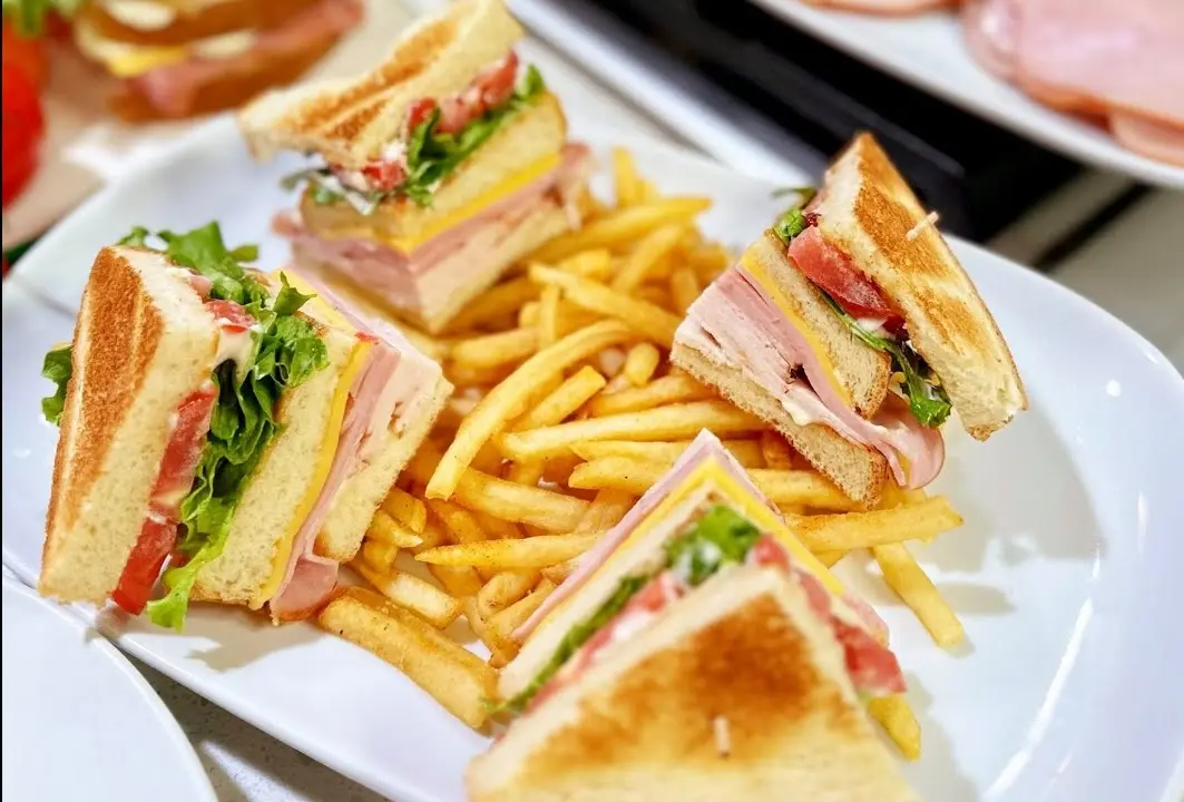 Club House & Fries / Club sandwich et frites