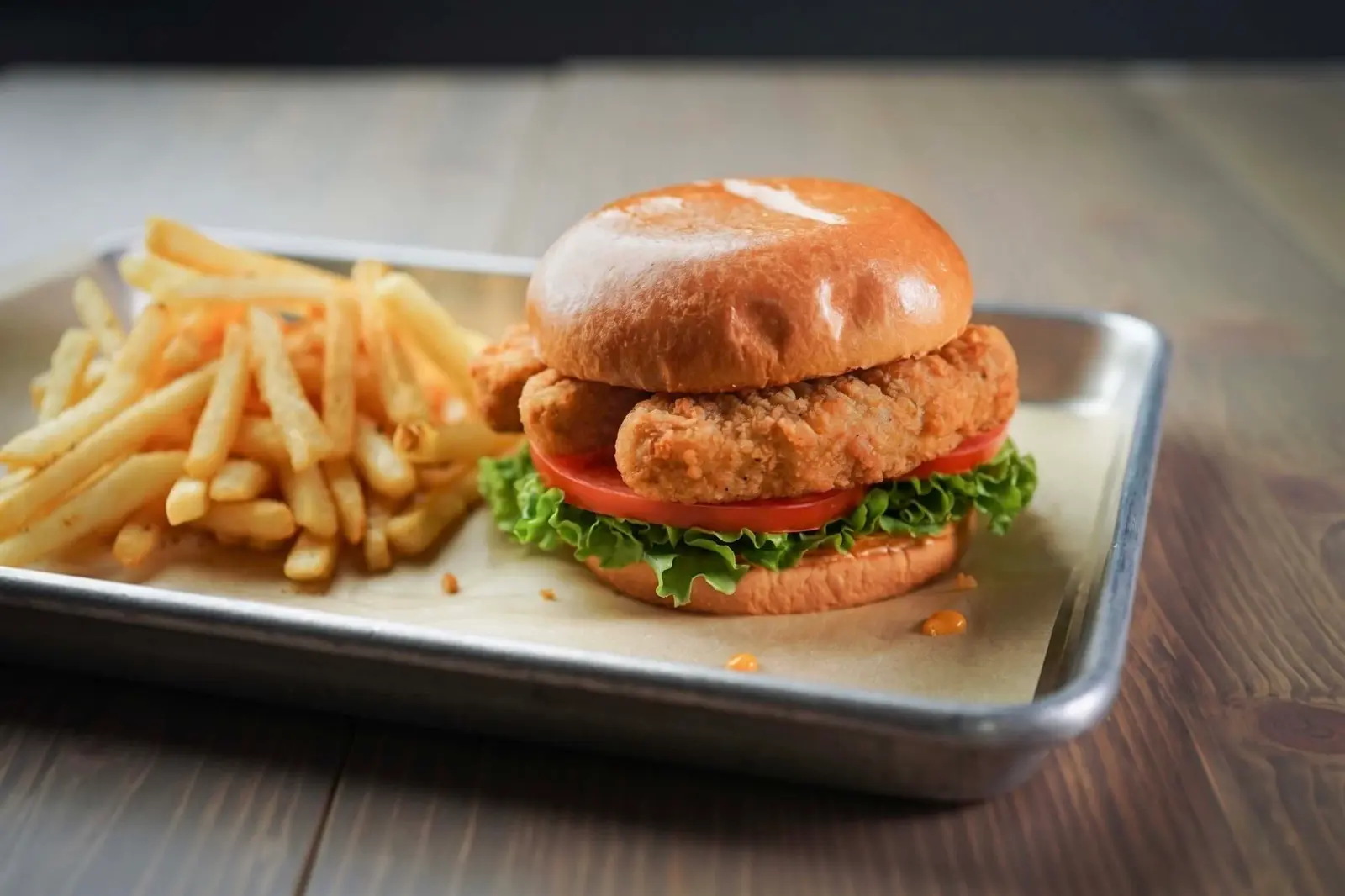 Buffalo Chicken Sandwich & Fries / Sandwich poulet Buffalo et frites